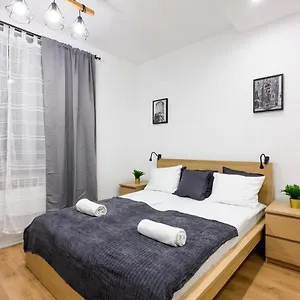 Cracow Rent Apartments: Spacious Near Main Square Aparthotel